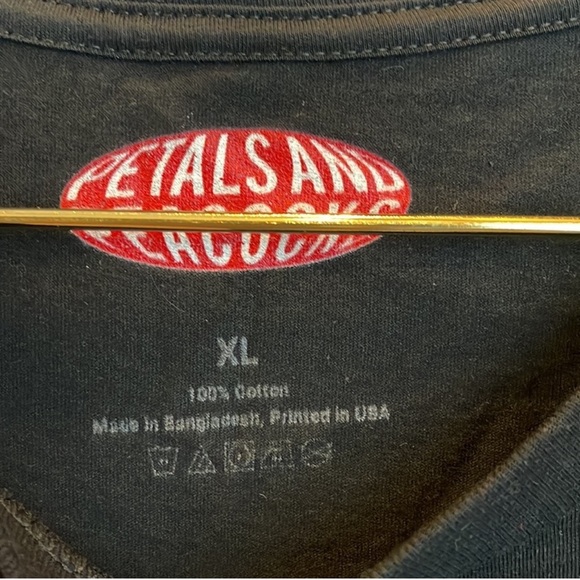 NEW Petals and Peacocks Graphic Tee Size X-Large - Picture 3 of 4